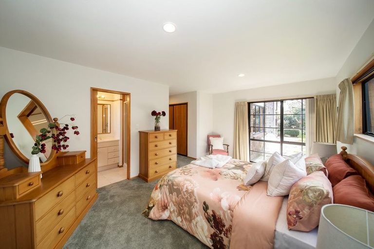 Photo of property in 11 Kinross Drive, Merrilands, New Plymouth, 4312