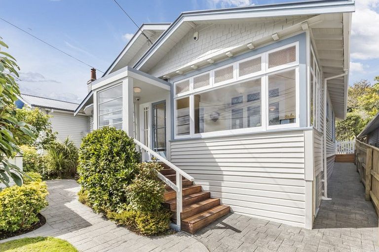Photo of property in 11 Firth Terrace, Karori, Wellington, 6012