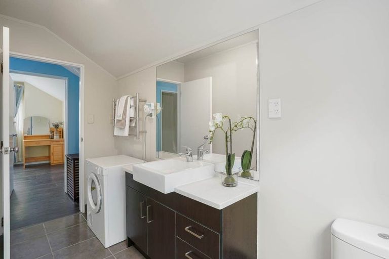 Photo of property in 32 Benchmark Drive, Massey, Auckland, 0614