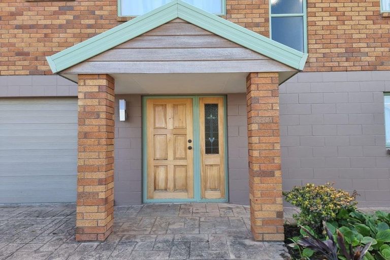 Photo of property in 16 Garcia Place, West Harbour, Auckland, 0618