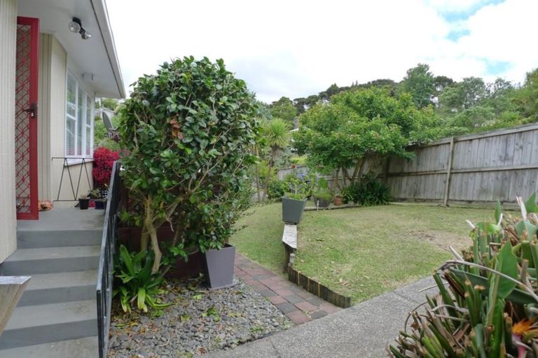 Photo of property in 2/33 Easton Parade, Glenfield, Auckland, 0629