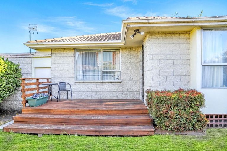 Photo of property in 2/17b Prestons Road, Redwood, Christchurch, 8051