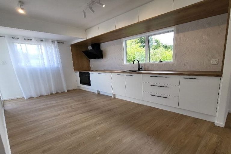 Photo of property in 2/13 Sunnyside Road, Sunnyvale, Auckland, 0612