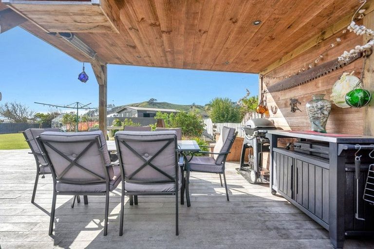 Photo of property in 18 Karaka Road, Kawakawa Bay, Papakura, 2585