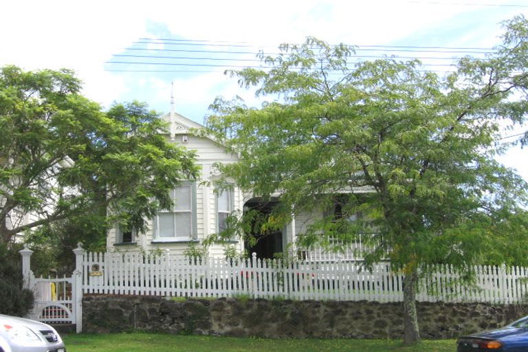 Photo of property in 27 Roslyn Terrace, Stanley Point, Auckland, 0624