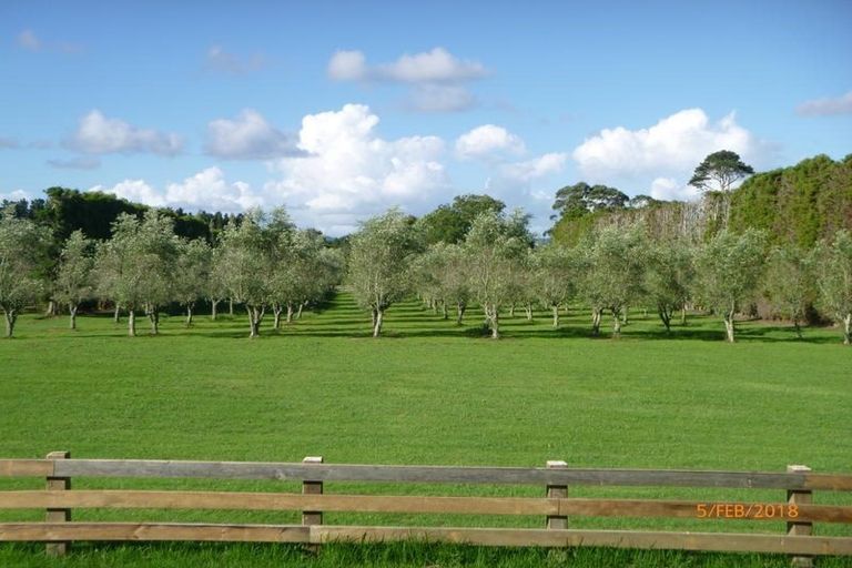 Photo of property in 23 Dysart Lane, Kumeu, 0891