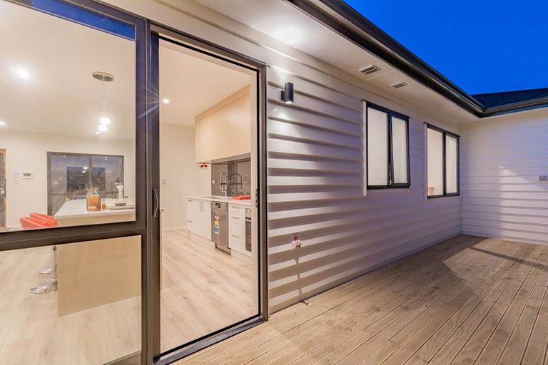 Photo of property in 1 Vinistra Road, Kumeu, 0810