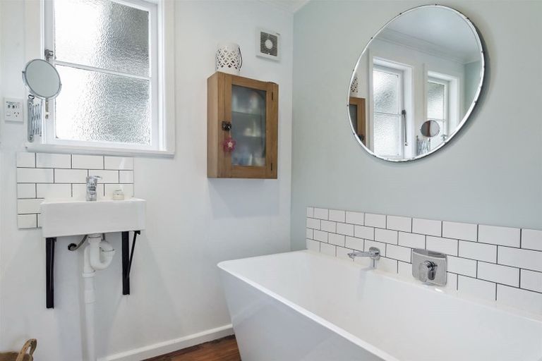 Photo of property in 2 Serwayne Place, Sunnyvale, Auckland, 0612