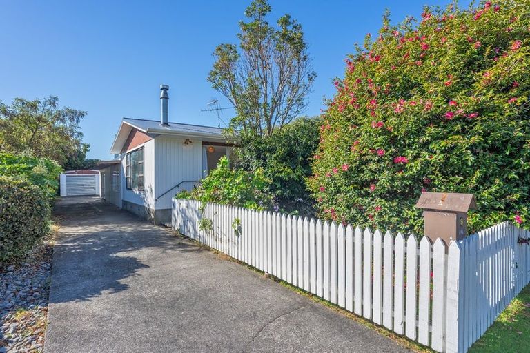 Photo of property in 8 Andrew Street, Waikanae, 5036