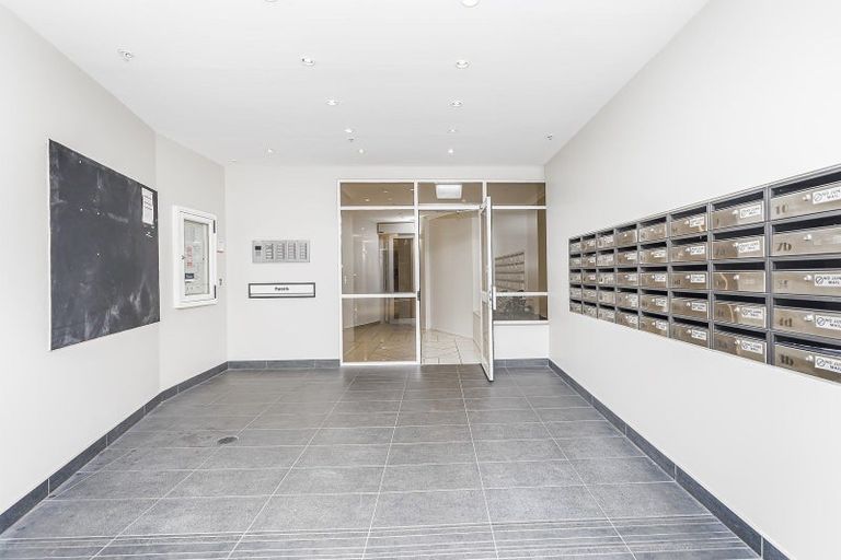 Photo of property in 4e/5 Kent Terrace, Mount Victoria, Wellington, 6011