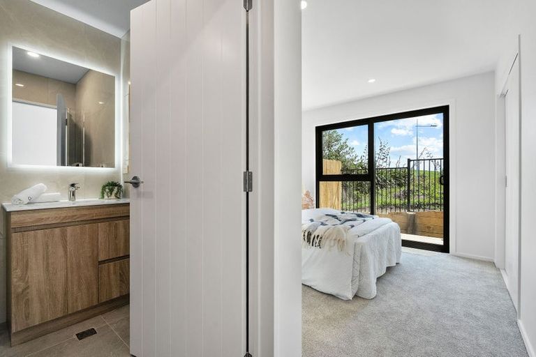 Photo of property in 1/1090 Beach Road, Torbay, Auckland, 0630