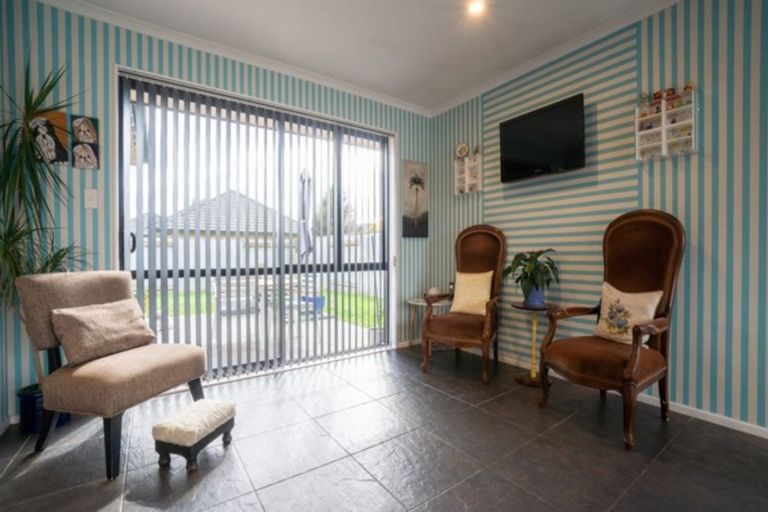 Photo of property in 15 Orlando Way, Kelvin Grove, Palmerston North, 4414