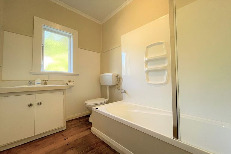 Photo of property in 24 Hungerford Road, Lyall Bay, Wellington, 6022