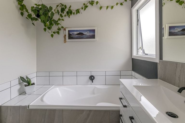 Photo of property in 276 Te Moana Road, Waikanae, 5036