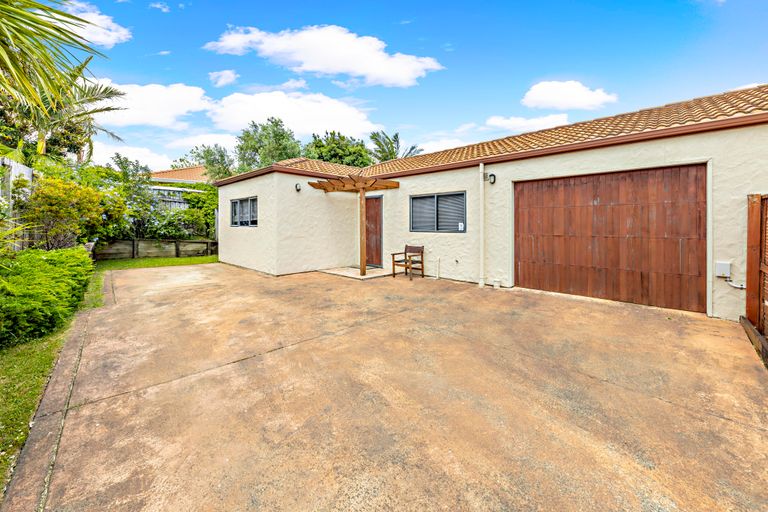 Photo of property in 13 Conacher Close, East Tamaki Heights, Auckland, 2016