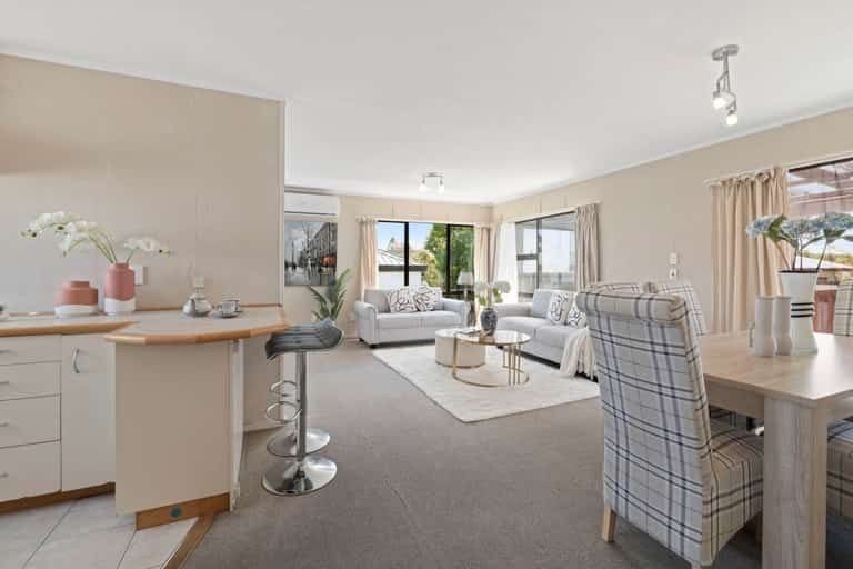 Photo of property in 2/25 De Quincey Terrace, Highland Park, Auckland, 2010