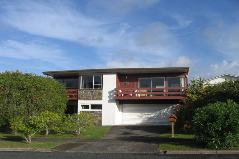 Photo of property in 24 Chatswood Grove, Chatswood, Auckland, 0626