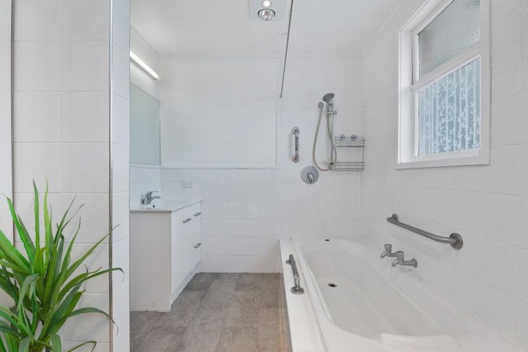 Photo of property in 4 John Road, Fairy Springs, Rotorua, 3015