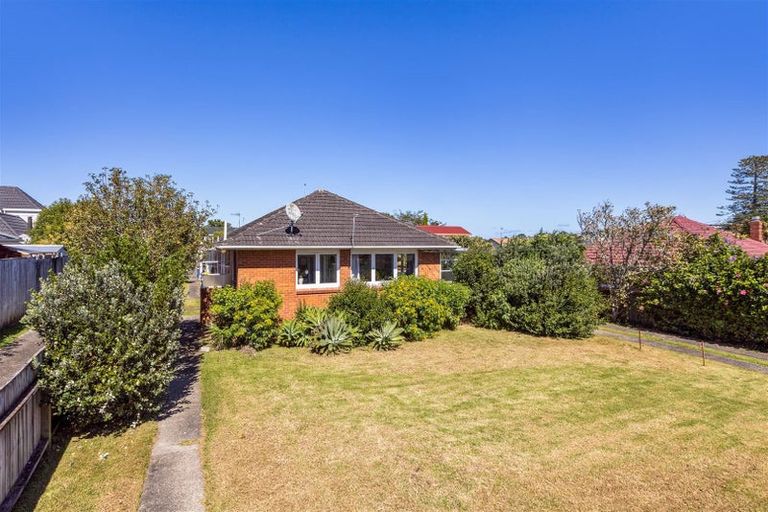Photo of property in 1/134 Onewa Road, Northcote, Auckland, 0627