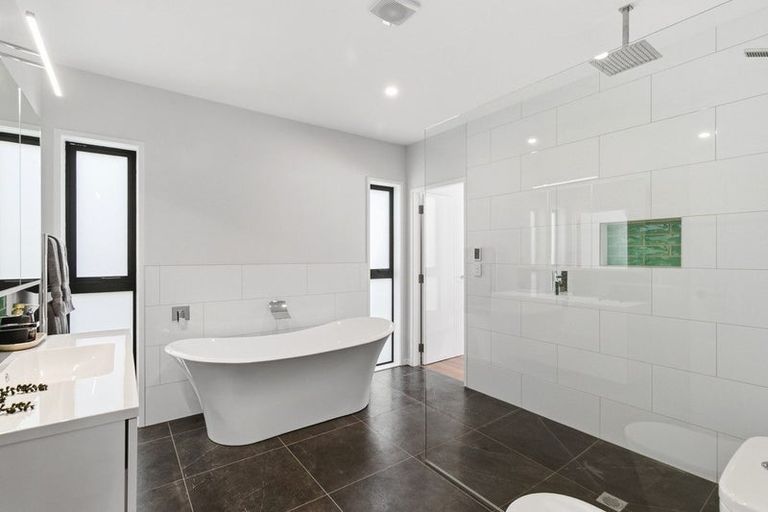 Photo of property in 1 Ara Haewai, Houghton Bay, Wellington, 6023