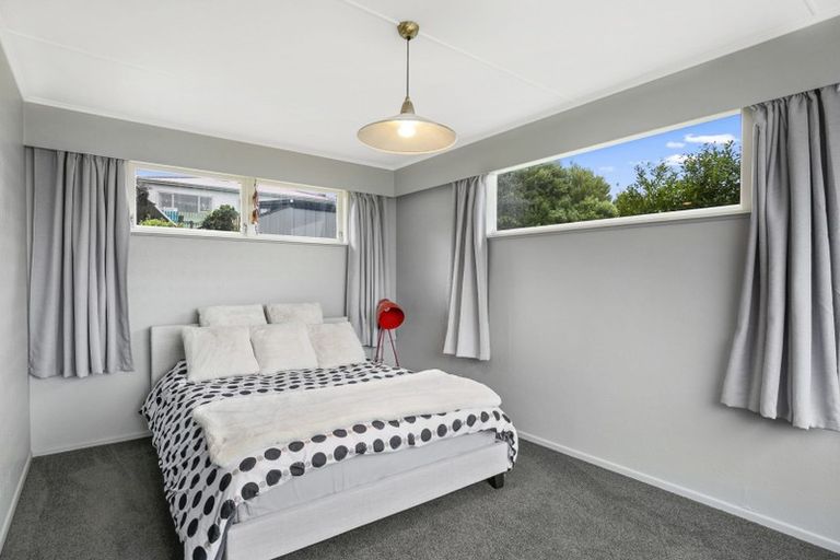 Photo of property in 51 Turville Crescent, Newlands, Wellington, 6037