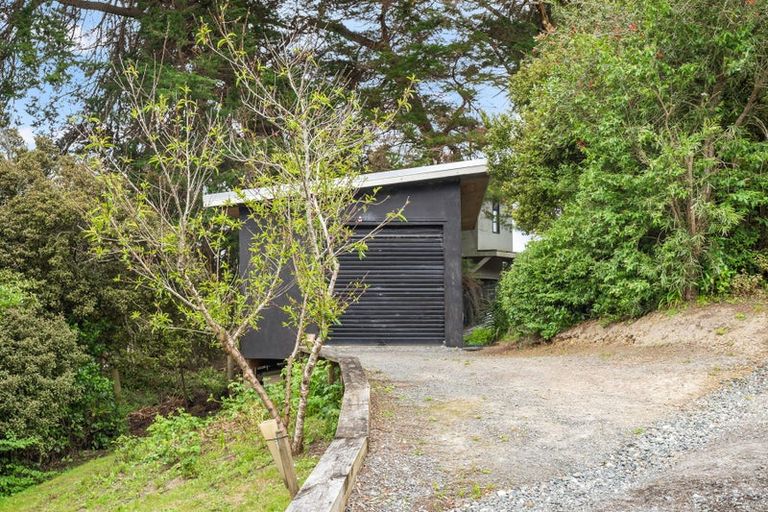 Photo of property in 35 Hobbs Road, Matakatia, Whangaparaoa, 0930