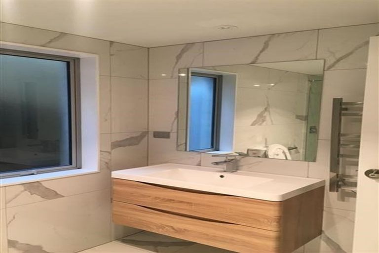 Photo of property in 81 Lake Road, Northcote, Auckland, 0627