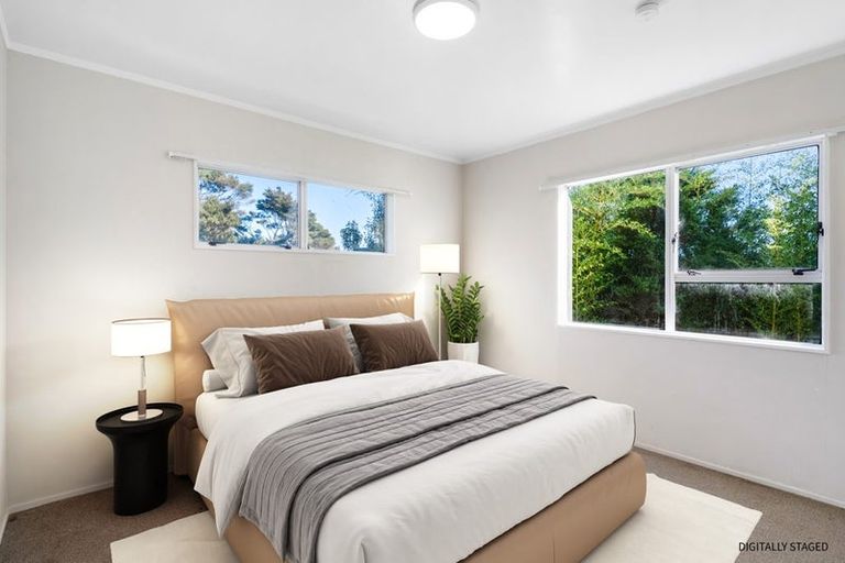 Photo of property in 10 Denver Avenue, Sunnyvale, Auckland, 0612