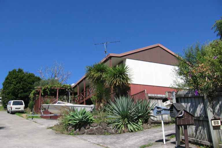 Photo of property in 2/28 Exeter Place, Unsworth Heights, Auckland, 0632