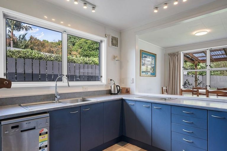 Photo of property in 18 Leybourne Avenue, Waikanae, 5036