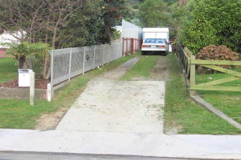 Photo of property in 3 Kaitawa Street, Waikanae Beach, Waikanae, 5036