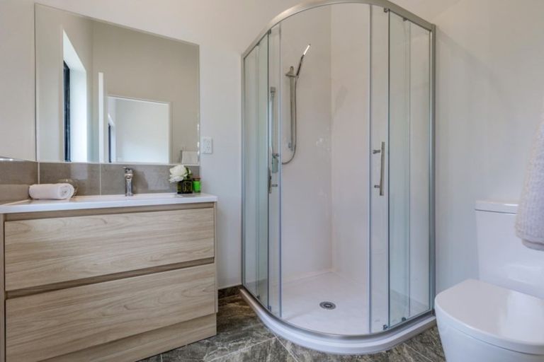 Photo of property in 2 Tarara Lane, Kumeu, 0810