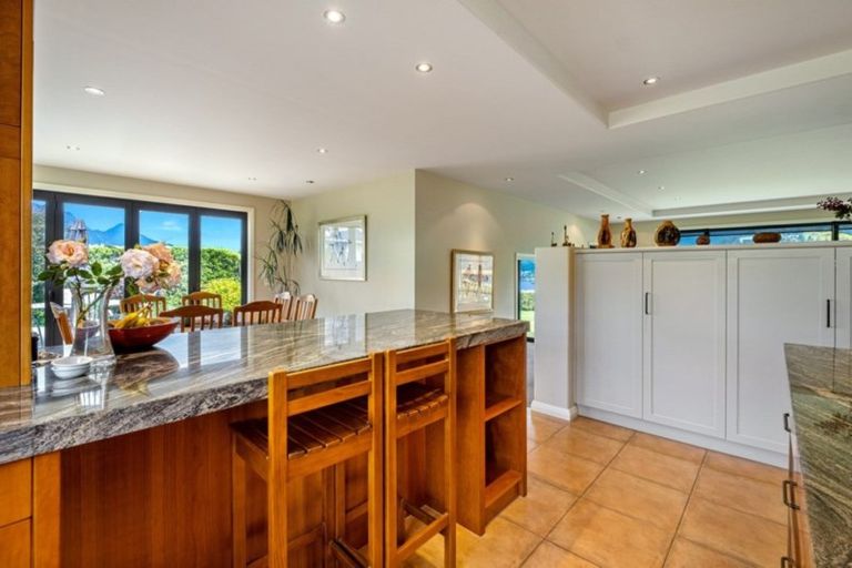 Photo of property in 8 Milward Place, Kelvin Heights, Queenstown, 9300