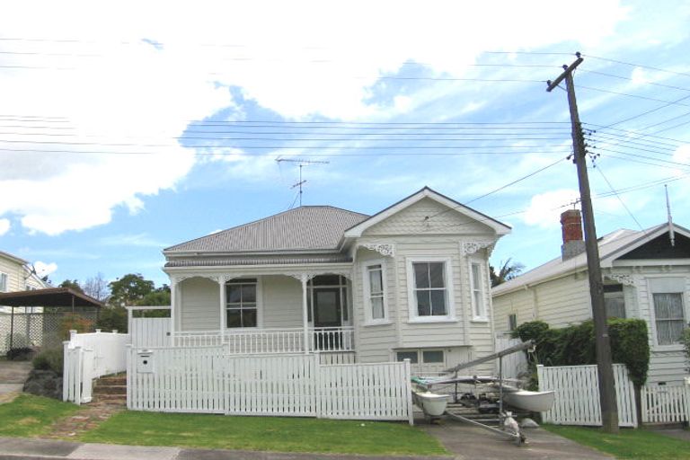 Photo of property in 31 Roslyn Terrace, Stanley Point, Auckland, 0624