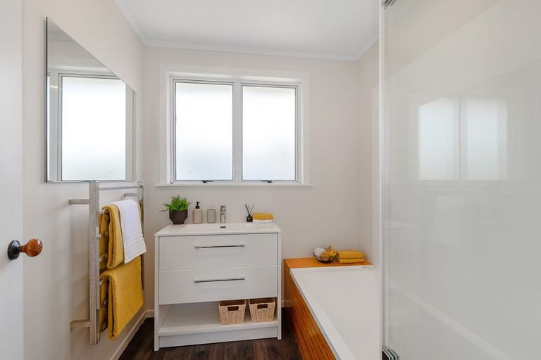 Photo of property in 60a Tiroroa Avenue, Te Atatu South, Auckland, 0610