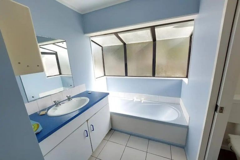 Photo of property in 10 Lacebark Court, Titirangi, Auckland, 0604