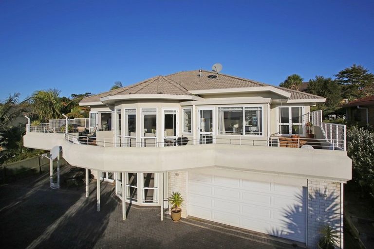 Photo of property in 17 Santa Monica Place, Goodwood Heights, Auckland, 2105