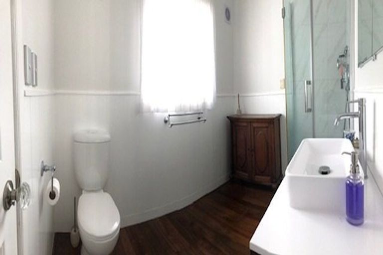 Photo of property in 44 Parkhill Road, Mellons Bay, Auckland, 2014