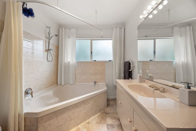 Photo of property in 16 Harbour Lights Close, West Harbour, Auckland, 0618