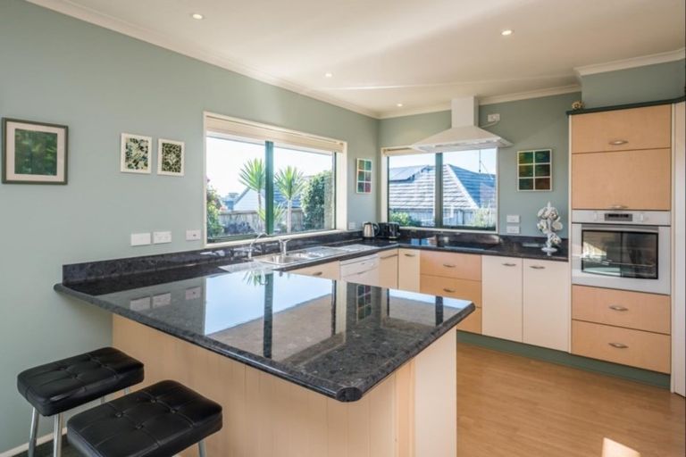 Photo of property in 115 Realm Drive, Paraparaumu, 5032