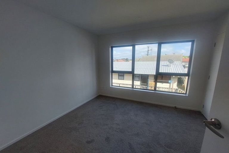 Photo of property in 12/3226 Great North Road, New Lynn, Auckland, 0600