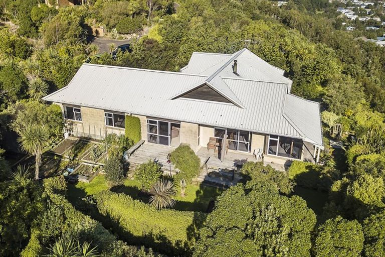 Photo of property in 4 Rangatira Road, Tawa, Wellington, 5028