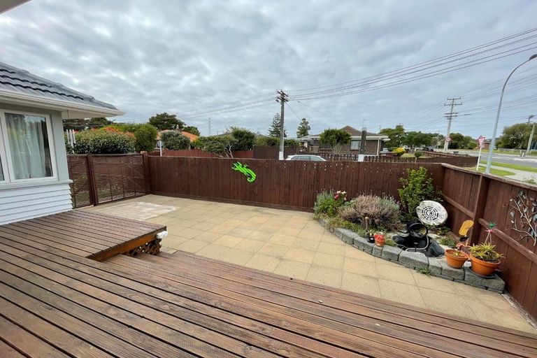 Photo of property in 41 Flanshaw Road, Te Atatu South, Auckland, 0610