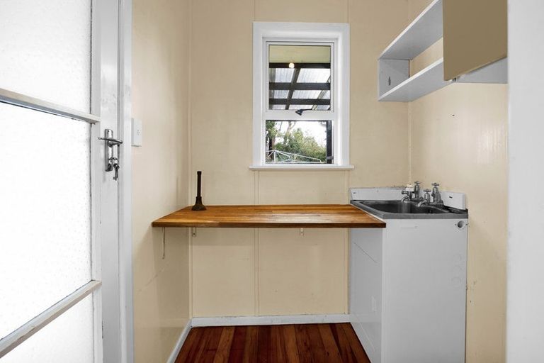 Photo of property in 2 Charles Major Place, Hawera, 4610