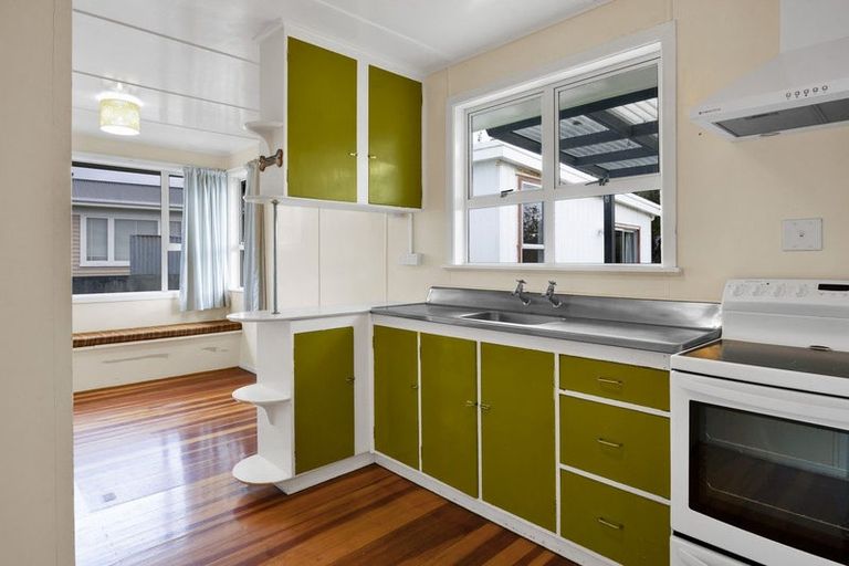 Photo of property in 2 Charles Major Place, Hawera, 4610