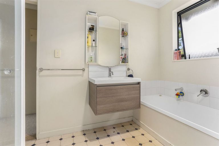 Photo of property in 115c Woodglen Road, Glen Eden, Auckland, 0602