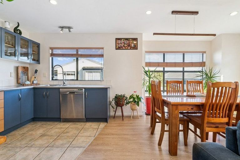 Photo of property in 72l Seabrook Avenue, New Lynn, Auckland, 0600