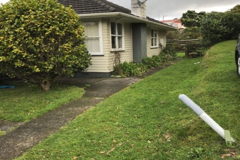 Photo of property in 27 Bellringer Crescent, Newlands, Wellington, 6037