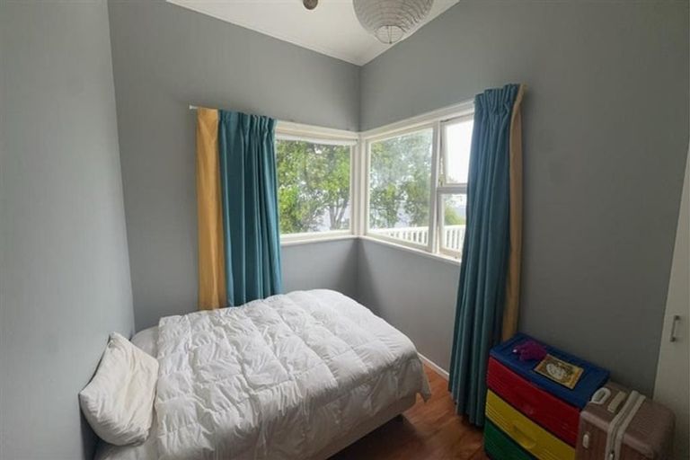 Photo of property in 42 Miromiro Road, Normandale, Lower Hutt, 5010