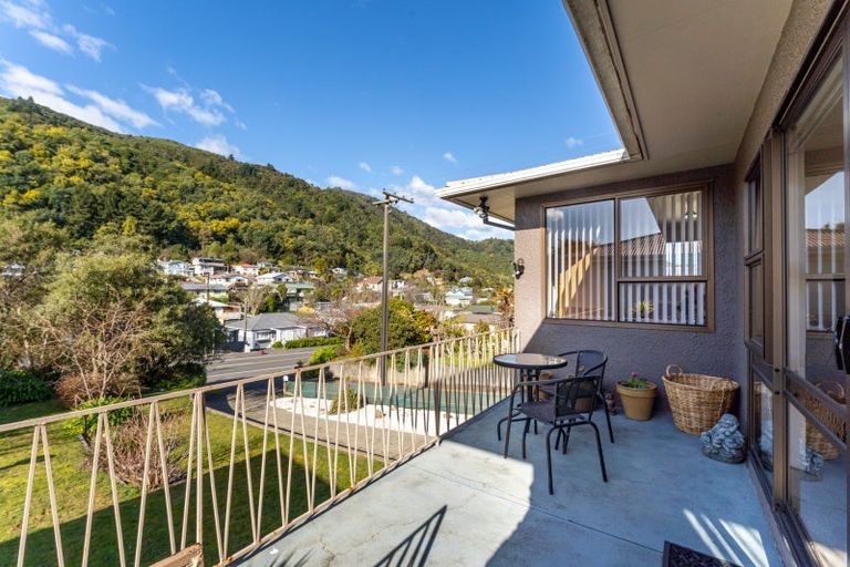 Photo of property in 111 Waikawa Road, Picton, 7220